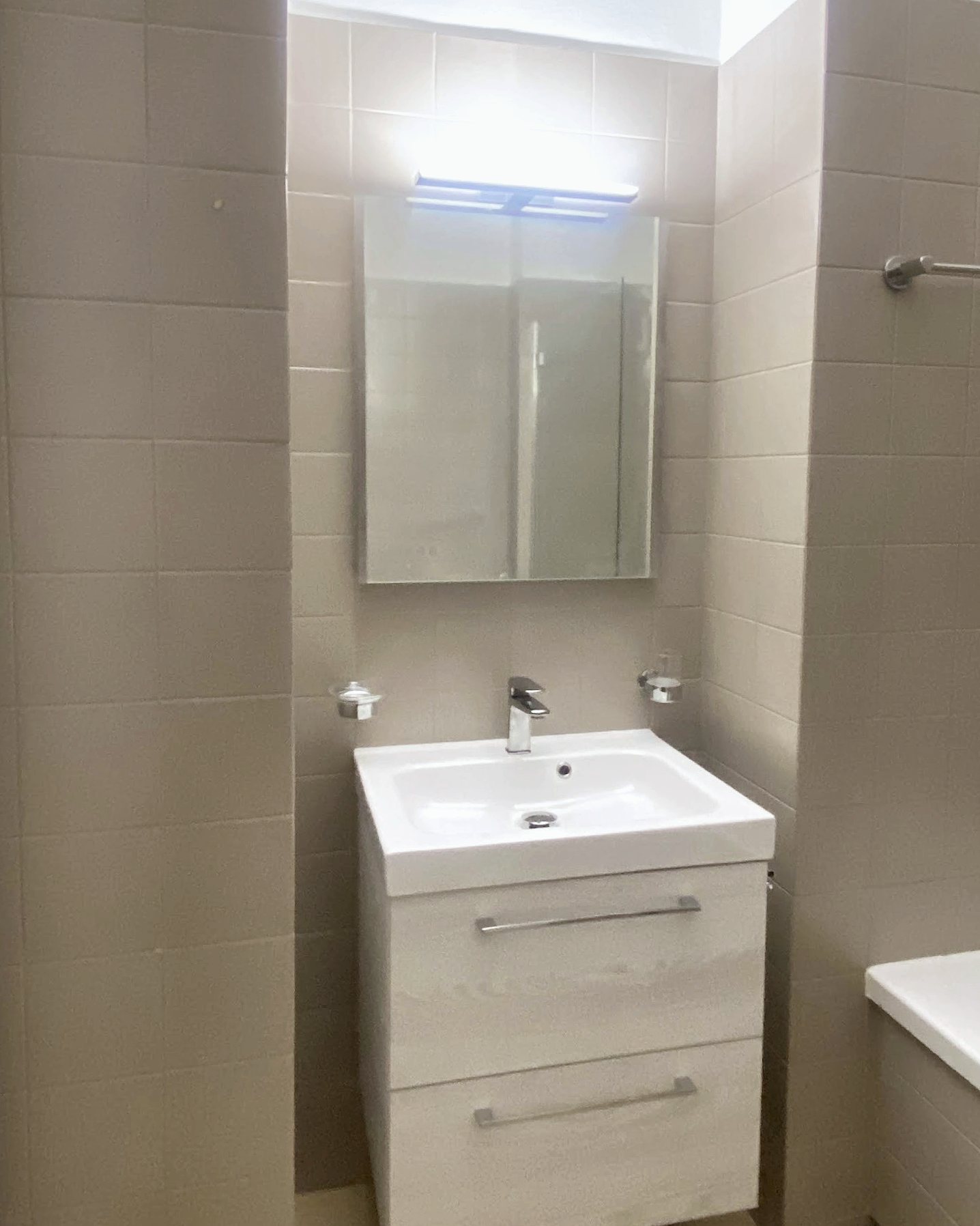 Bagno con piastrelle verniciate, dopo
