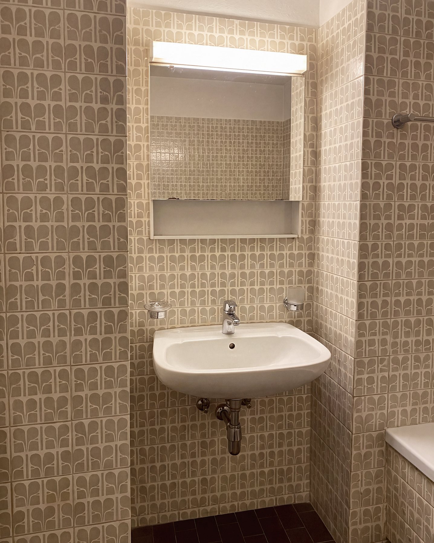 Bagno con piastrelle verniciate, prima