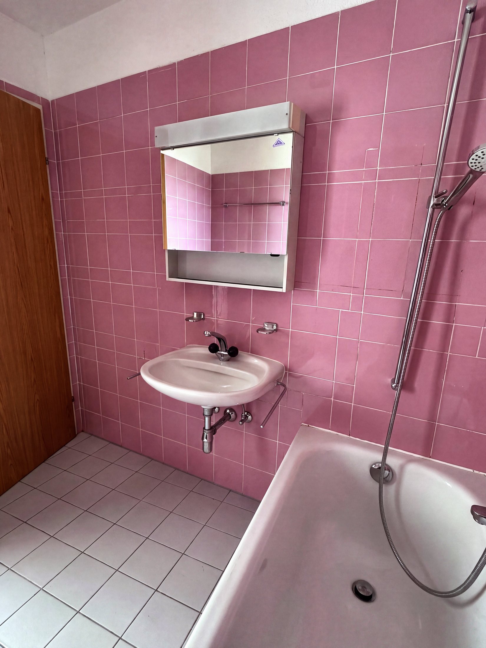 Bagno rosa rinnovato, prima