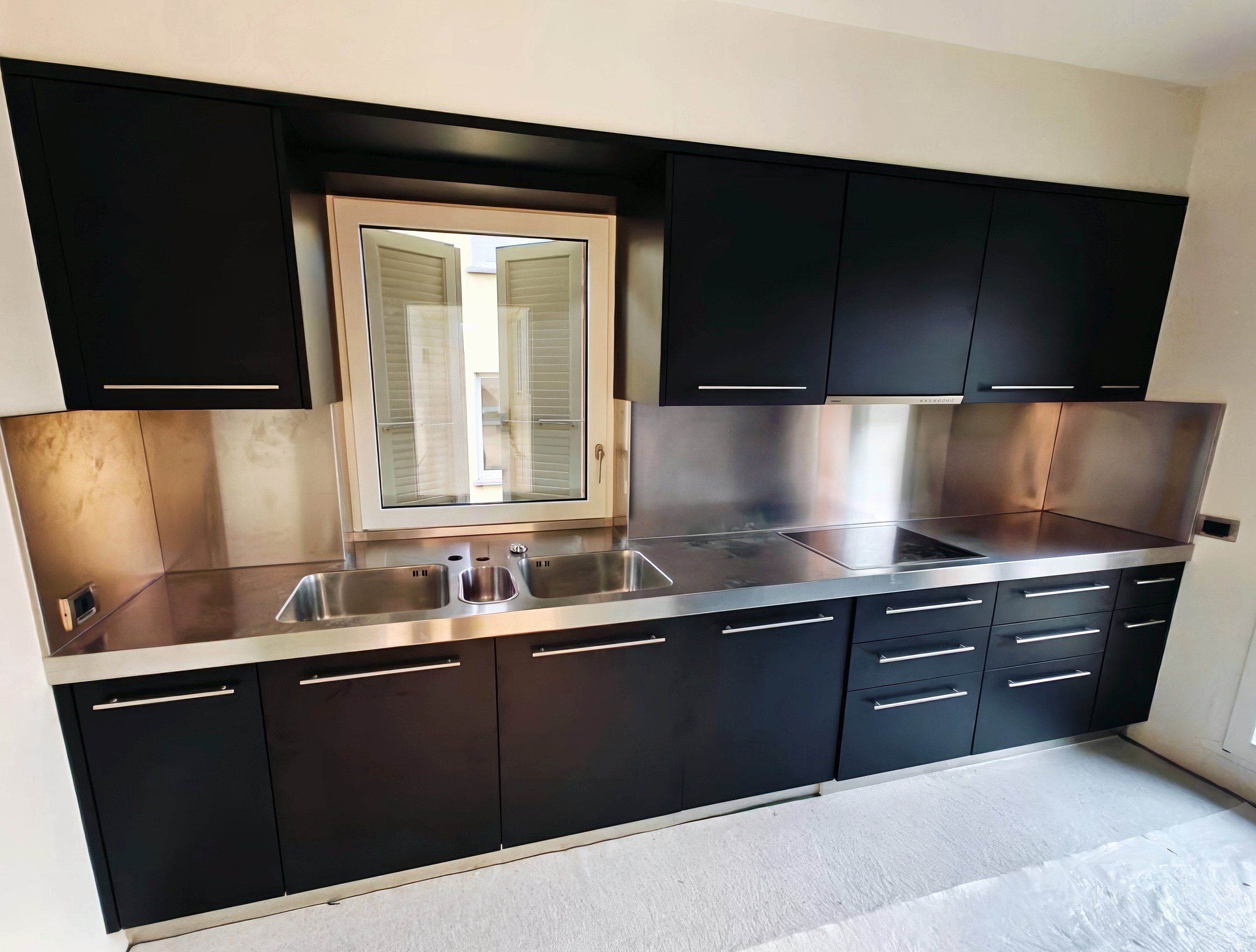 Cucina in legno rivestita di nero, dopo