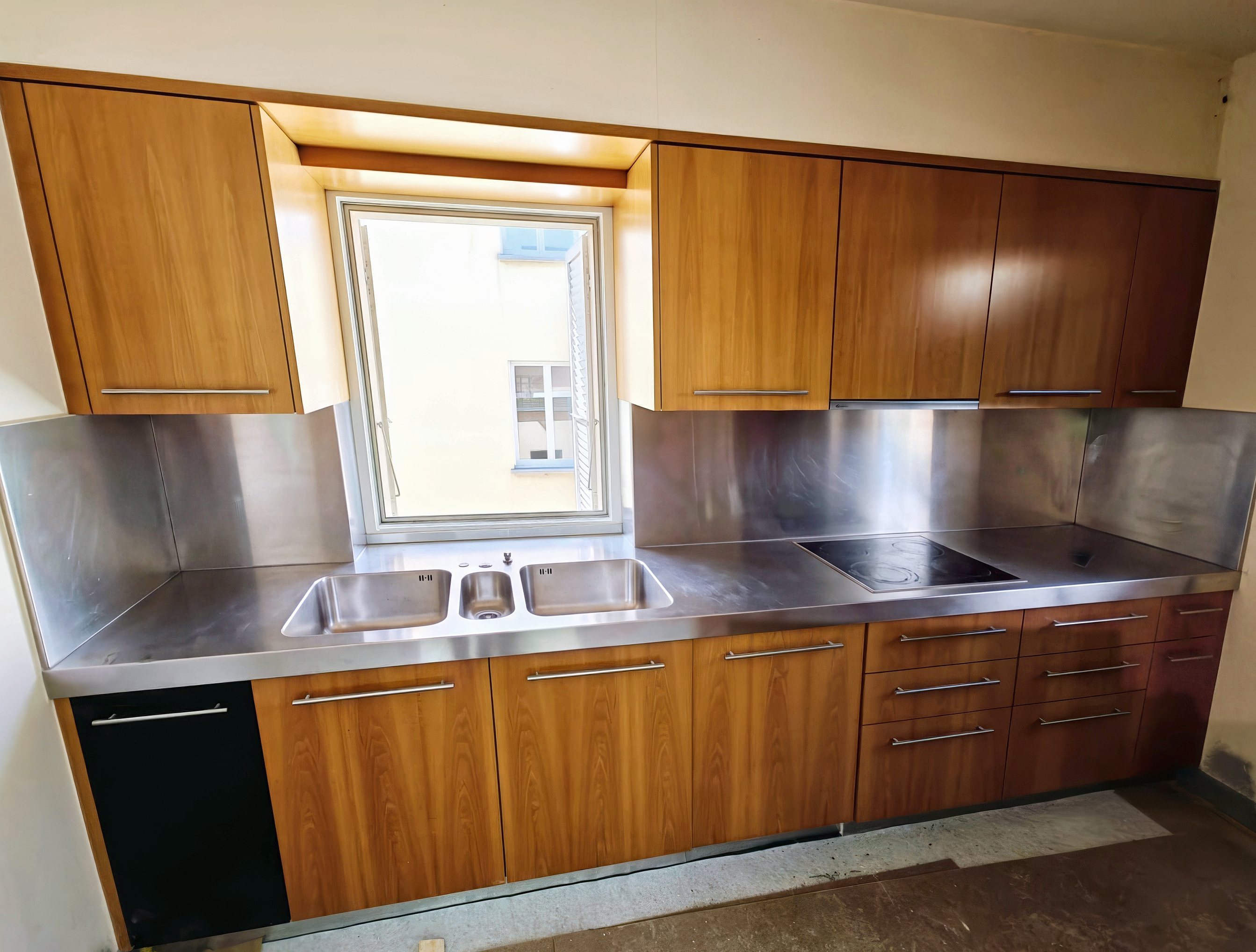 Cucina in legno rivestita di nero, prima