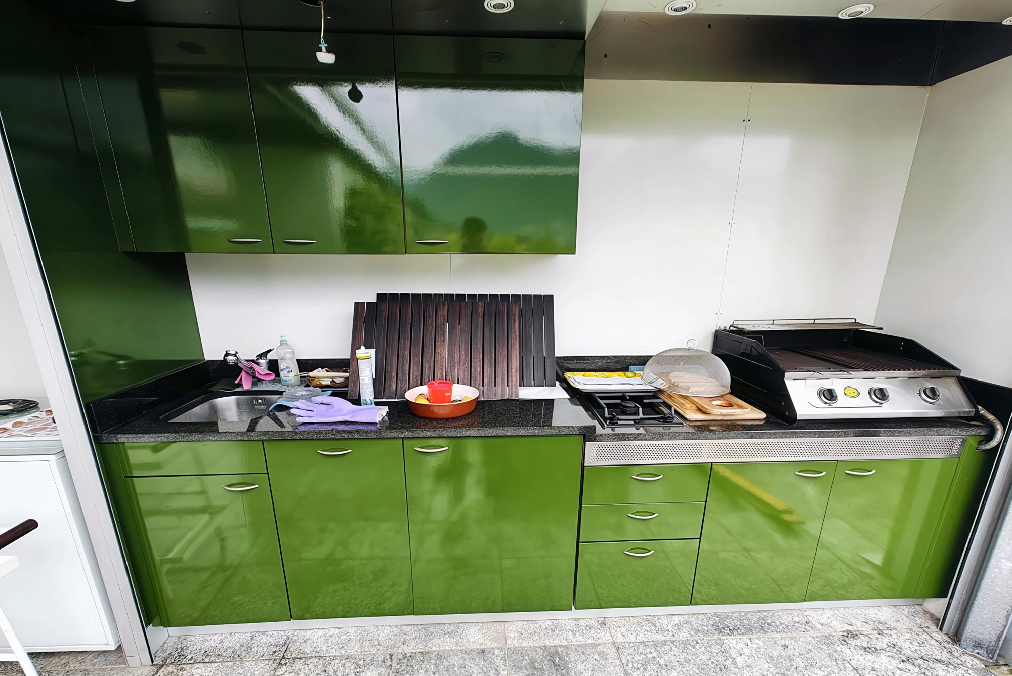 Cucina rivestita in verde, dopo