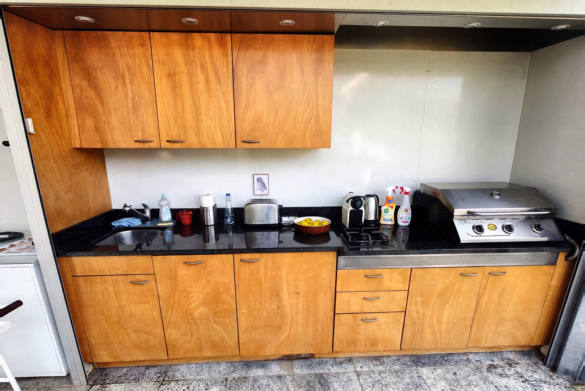 Cucina rivestita in verde, prima
