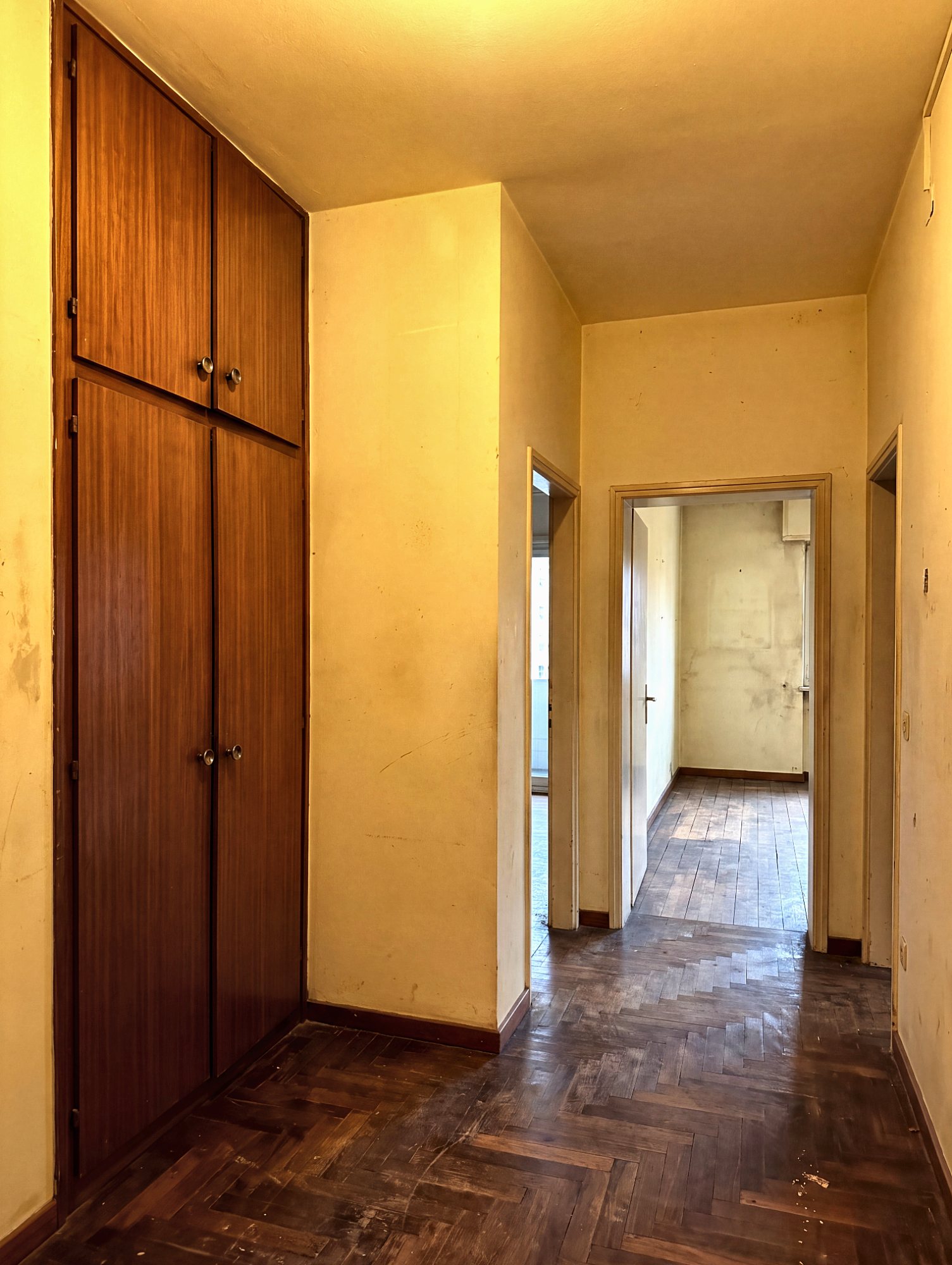Corridoio con pavimento e armadi rinnovati, prima