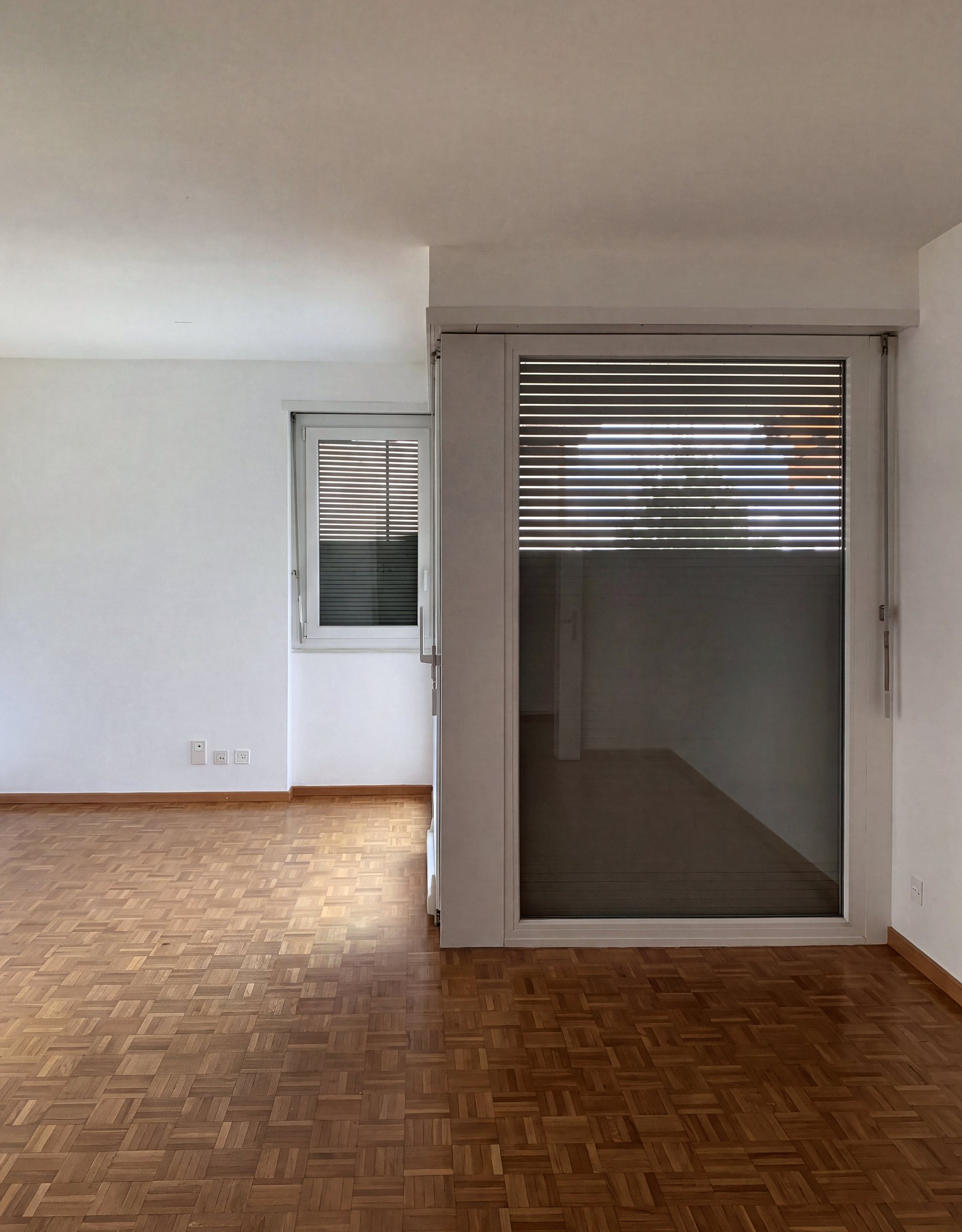 Soggiorno con pavimento nuovo, prima